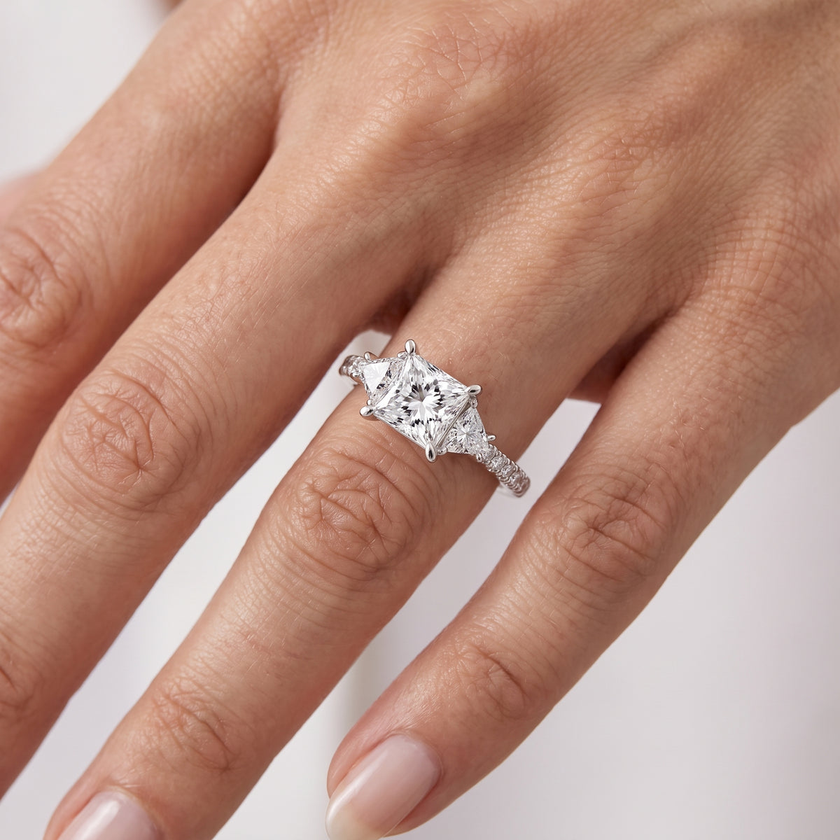 _lifestyle_image@SKU:R6002-NADP01000004W #metal_14k-white-gold+origin_lab-grown+diamond-quality_ef-vs2++