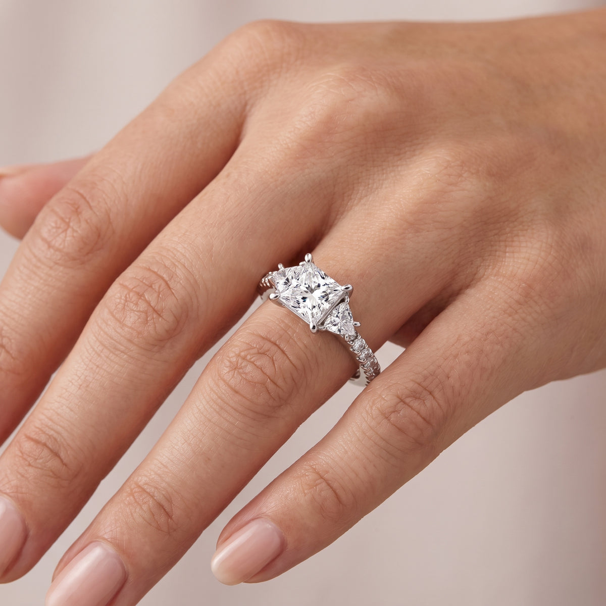 _lifestyle_image@SKU:R6002-NADP0100000PL #metal_platinum+origin_lab-grown+diamond-quality_ef-vs2++
