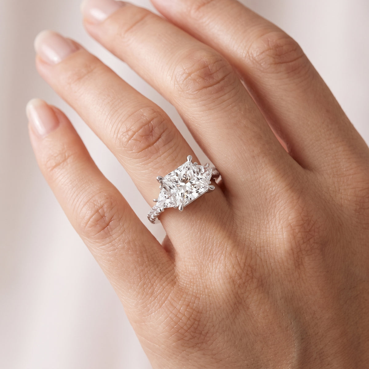 _lifestyle_image@SKU:R6002-NADP0200000PL #metal_platinum+origin_lab-grown+diamond-quality_ef-vs2++