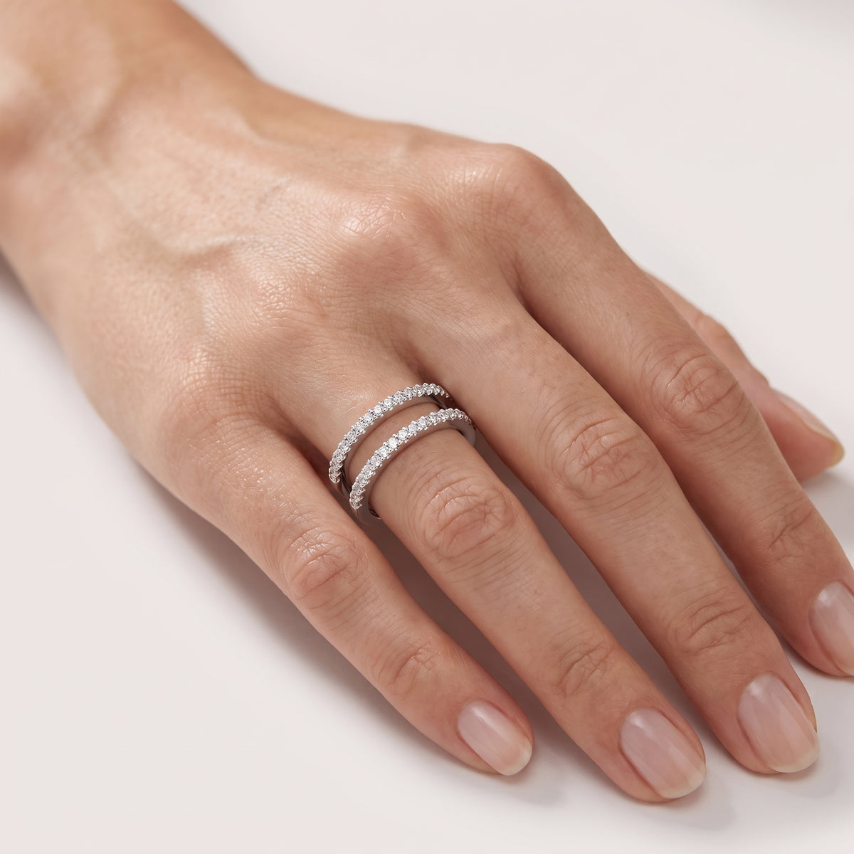 _lifestyle_image@SKU:R6053-LADR0025000DW #metal_silver+origin_lab-grown+quality_g-si