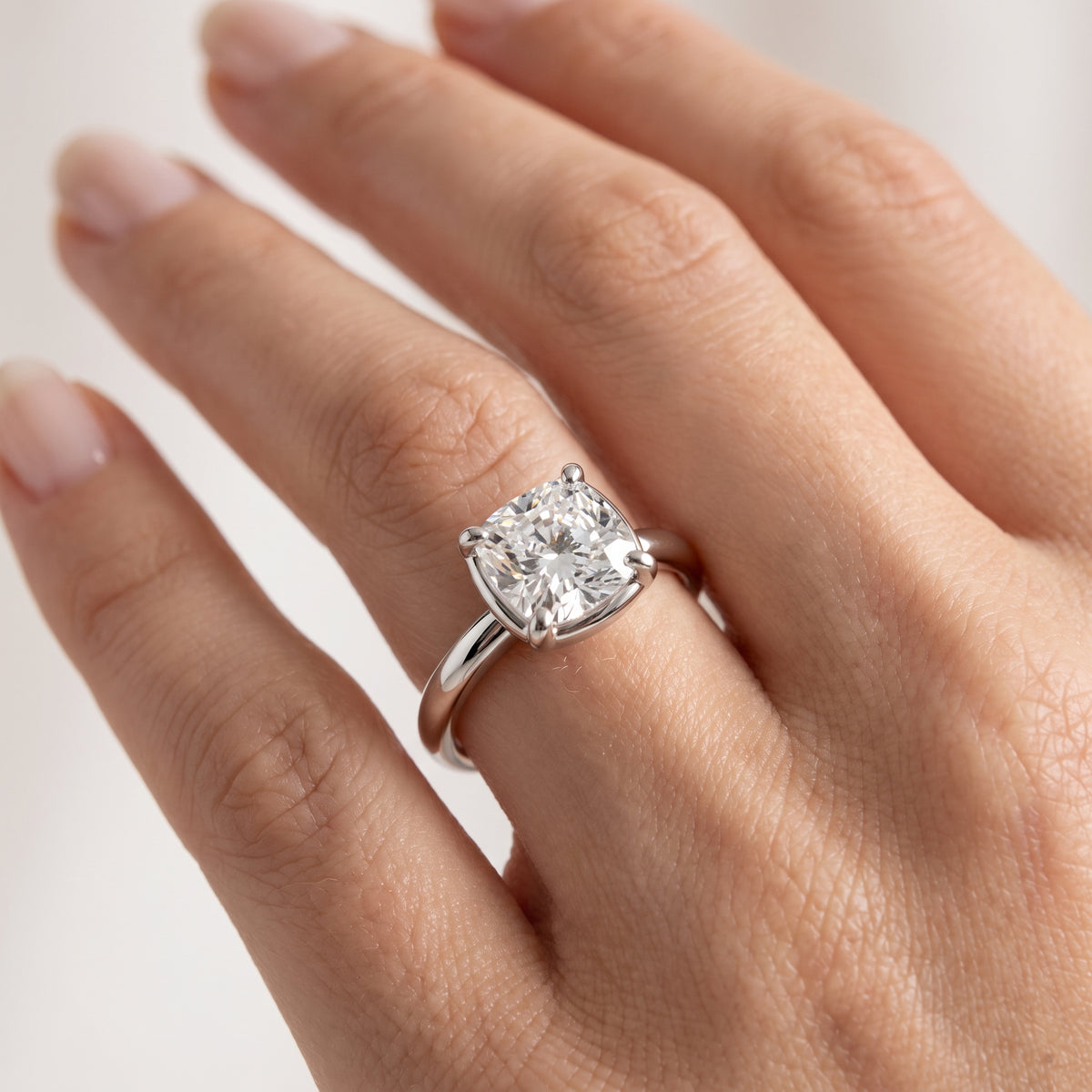 _lifestyle_image@SKU:R6203-LADC01000004W #metal_10k-white-gold+origin_lab-grown+quality_g-si