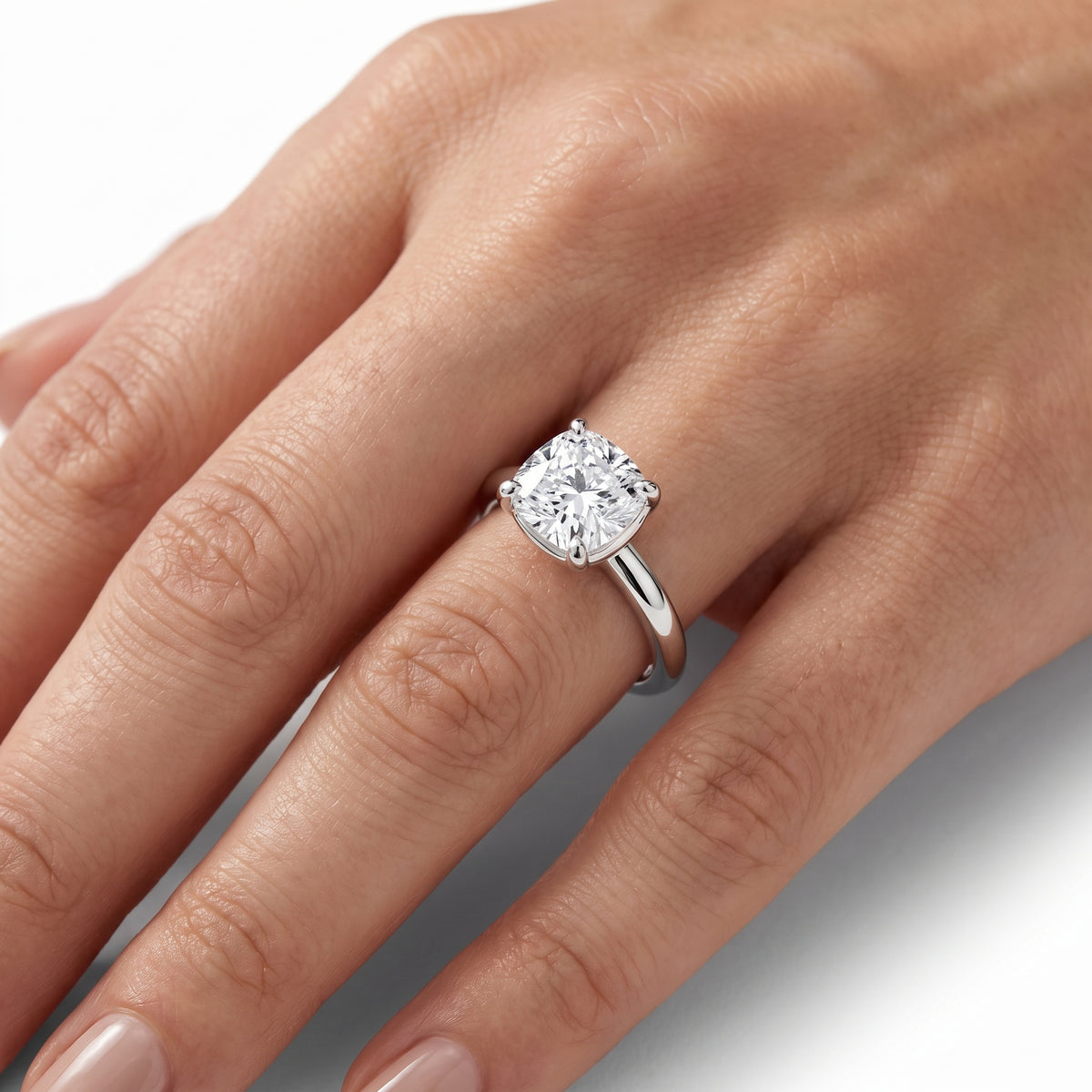 _lifestyle_image@SKU:R6203-LADC02000004W #metal_10k-white-gold+origin_lab-grown+quality_g-si