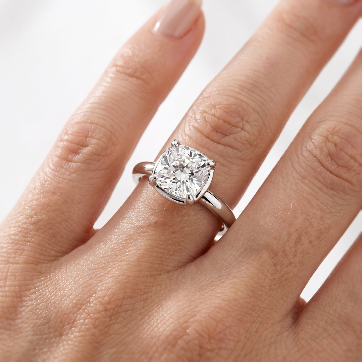 _lifestyle_image@SKU:R6203-LADC03000004W #metal_10k-white-gold+origin_lab-grown+quality_g-si