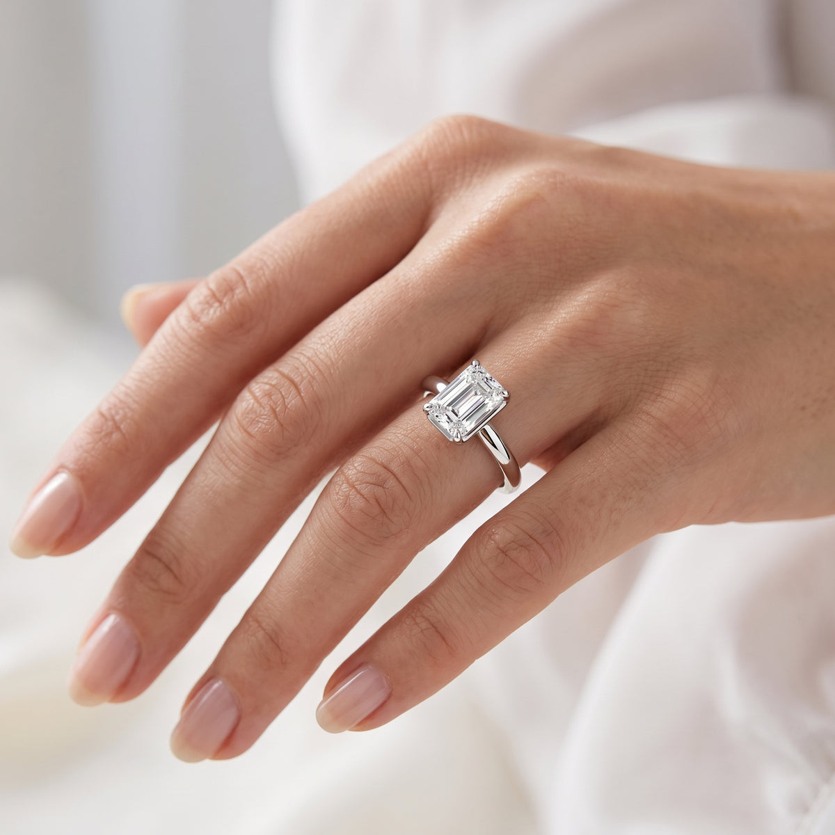 _lifestyle_image@SKU:R6203-LADE01000004W #metal_10k-white-gold+origin_lab-grown+quality_g-si