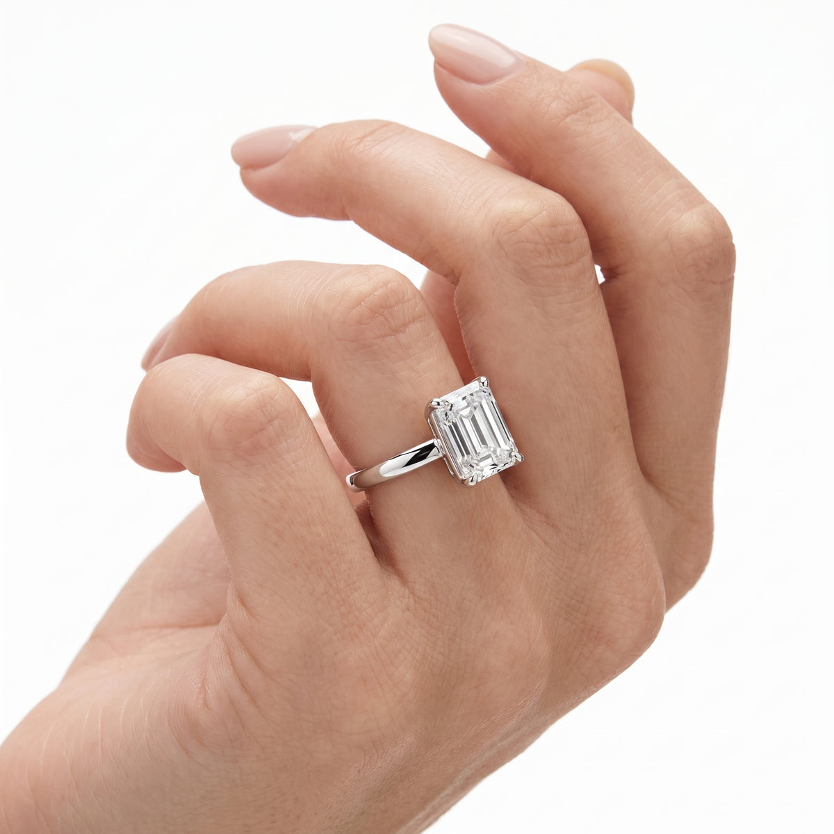 _lifestyle_image@SKU:R6203-LADE02000004W #metal_10k-white-gold+origin_lab-grown+quality_g-si