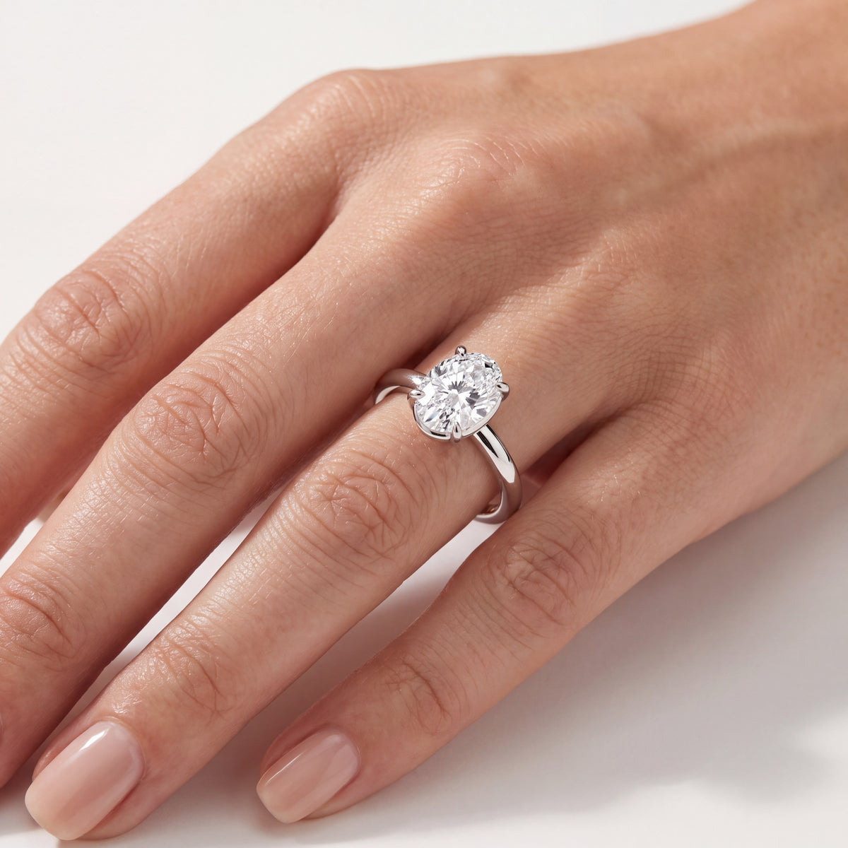 _lifestyle_image@SKU:R6203-LADO01000004W #metal_10k-white-gold+origin_lab-grown+quality_g-si