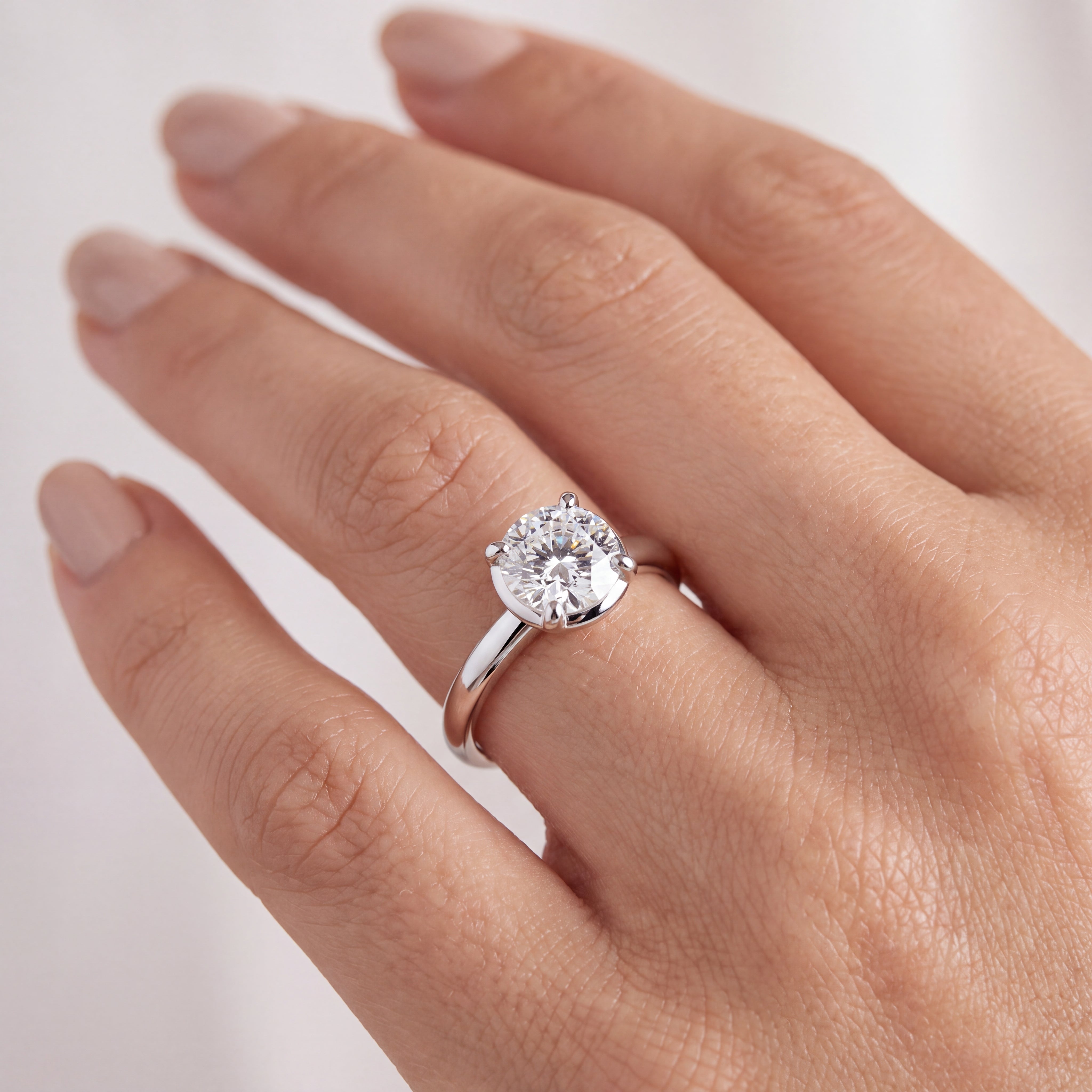 _lifestyle_image@SKU:R6203-LADR01000004W #metal_10k-white-gold+origin_lab-grown+quality_g-si
