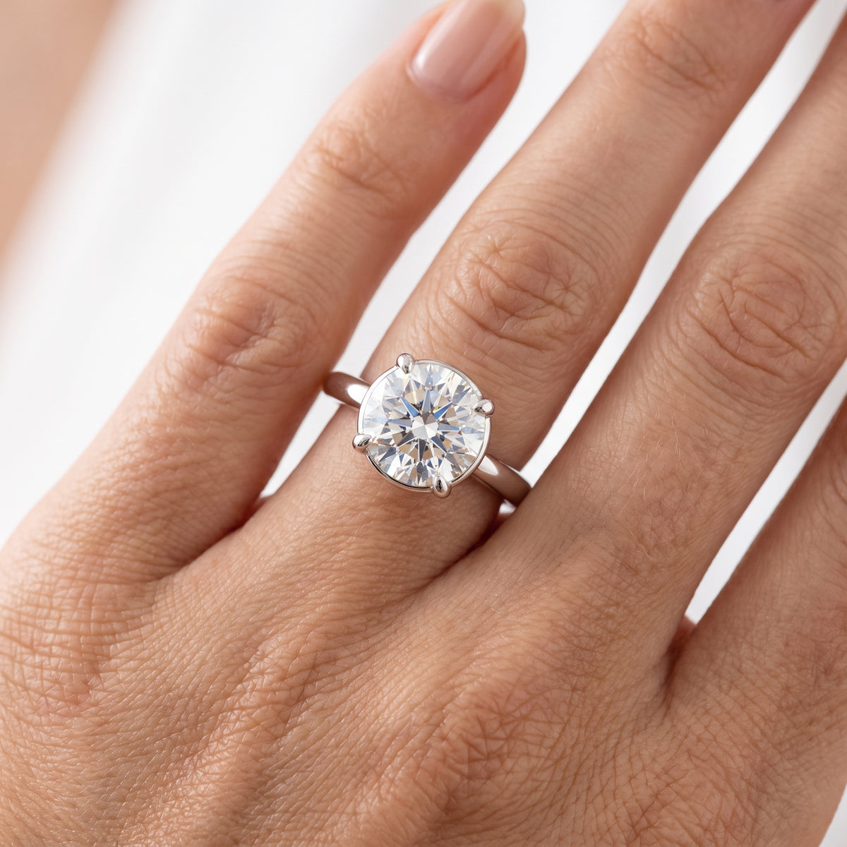 _lifestyle_image@SKU:R6203-LADR03000004W #metal_10k-white-gold+origin_lab-grown+quality_g-si