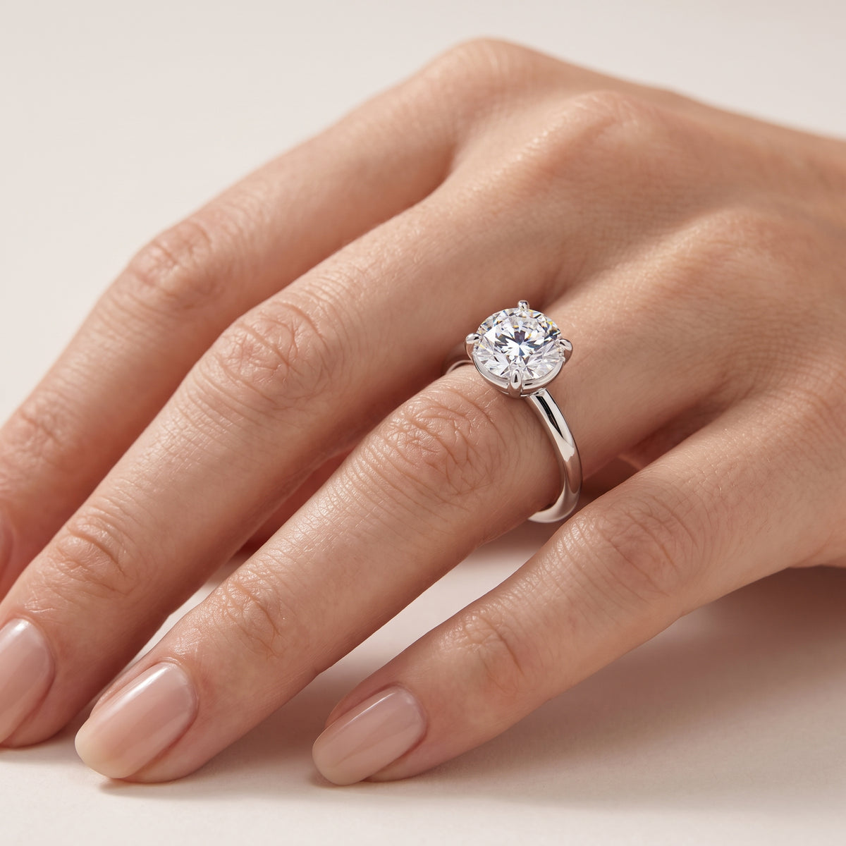 _lifestyle_image@SKU:R6203-LADR04000005W #metal_10k-white-gold+origin_lab-grown+quality_g-si