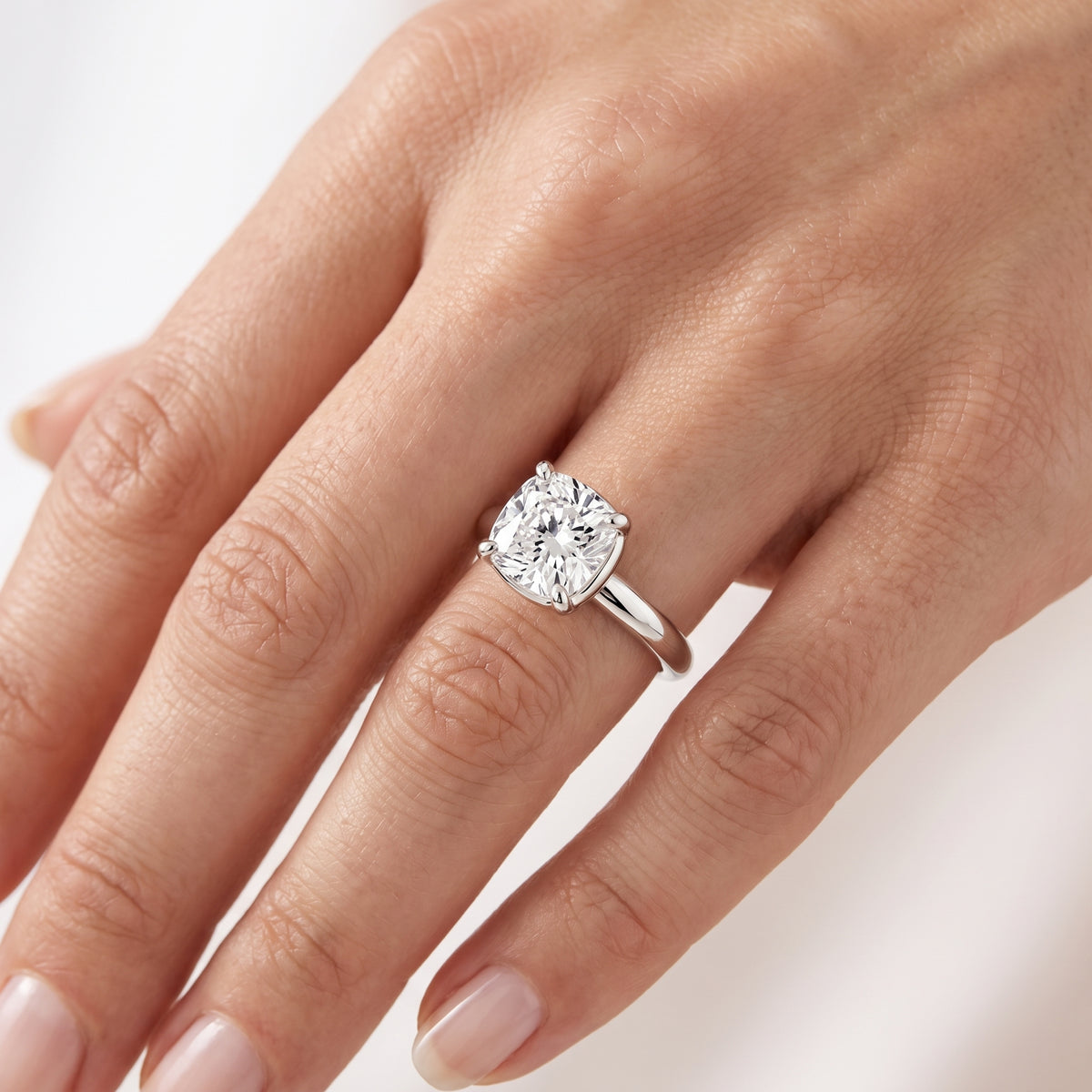 _lifestyle_image@SKU:R6203-LGDC02000004W #metal_14k-white-gold+origin_lab-grown+quality_ef-vs2+