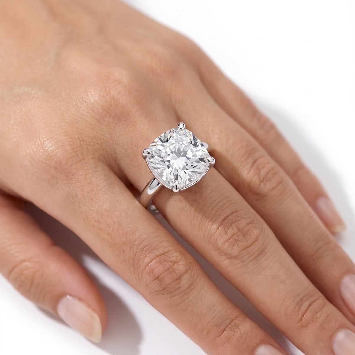 _lifestyle_image@SKU:R6203-LGDC03000004W #metal_14k-white-gold+origin_lab-grown+quality_ef-vs2+