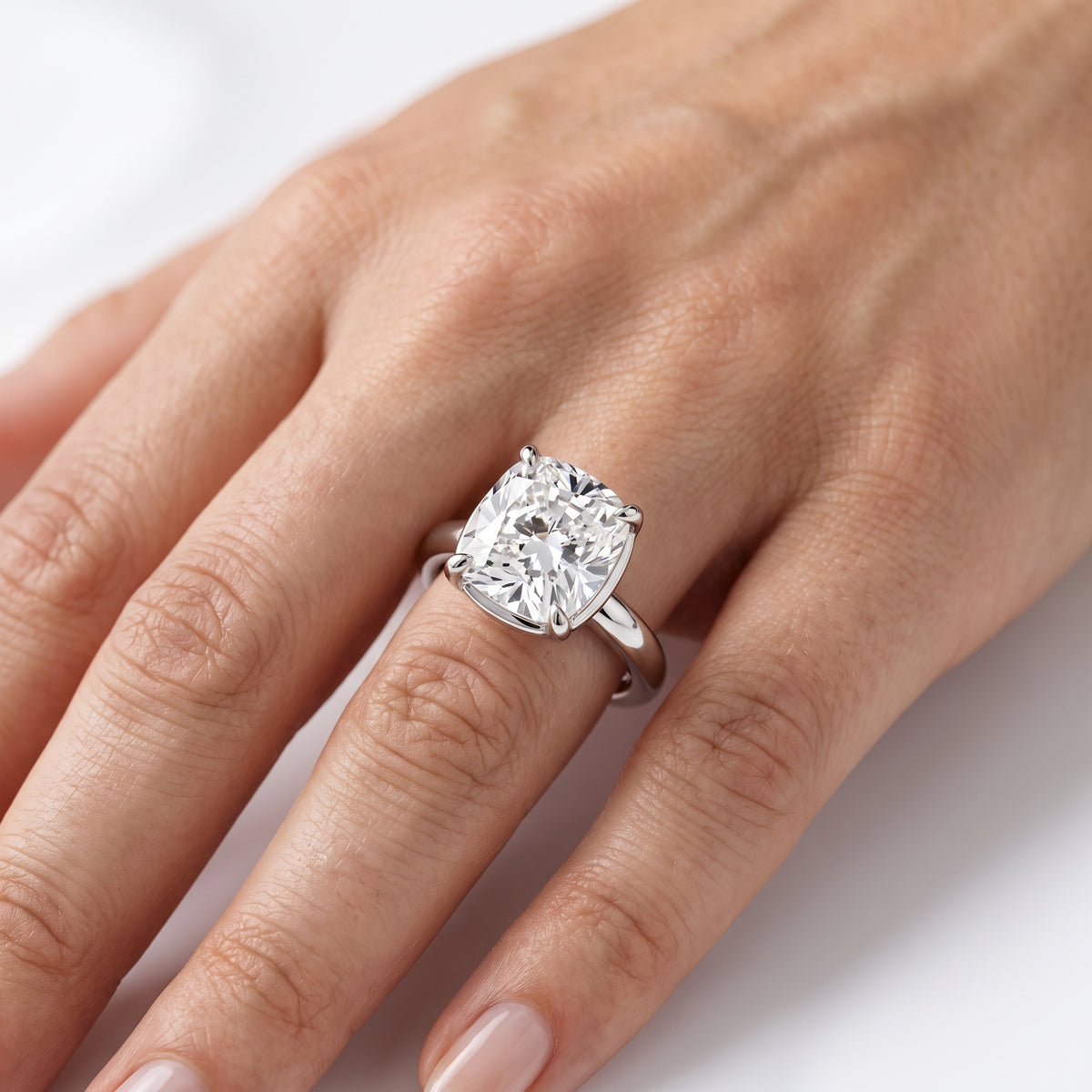 _lifestyle_image@SKU:R6203-LGDC0400000PL #metal_platinum+origin_lab-grown+quality_ef-vs2+