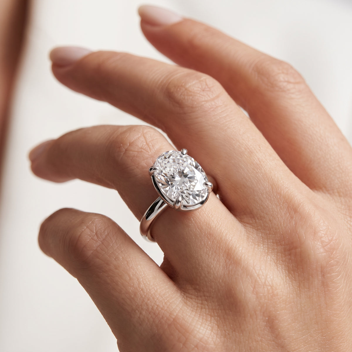 _lifestyle_image@SKU:R6203-LGDO04000005W #metal_14k-white-gold+origin_lab-grown+quality_ef-vs2+