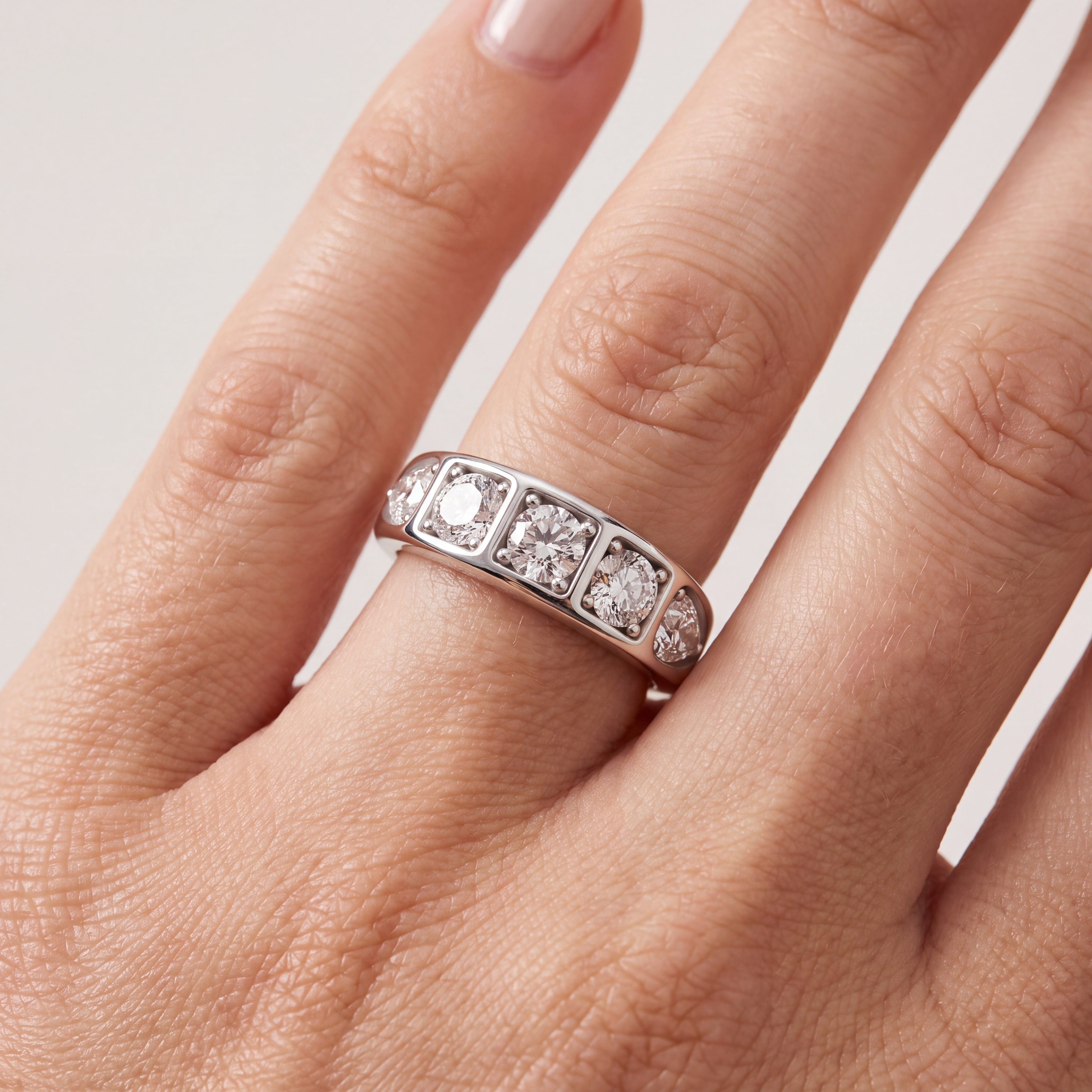 _lifestyle_image@SKU:R6204-NADR00200004W #metal_14k-white-gold+origin_lab-grown+quality_ef-vs2+