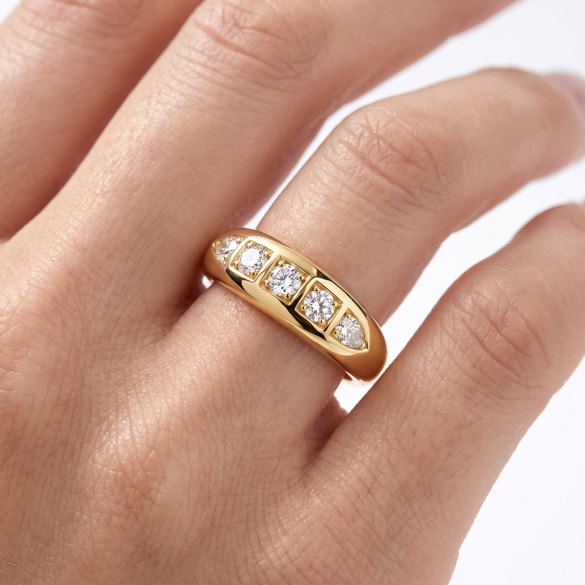 _lifestyle_image@SKU:R6204-LADR00200004Y #metal_10k-yellow-gold+origin_lab-grown+quality_g-si