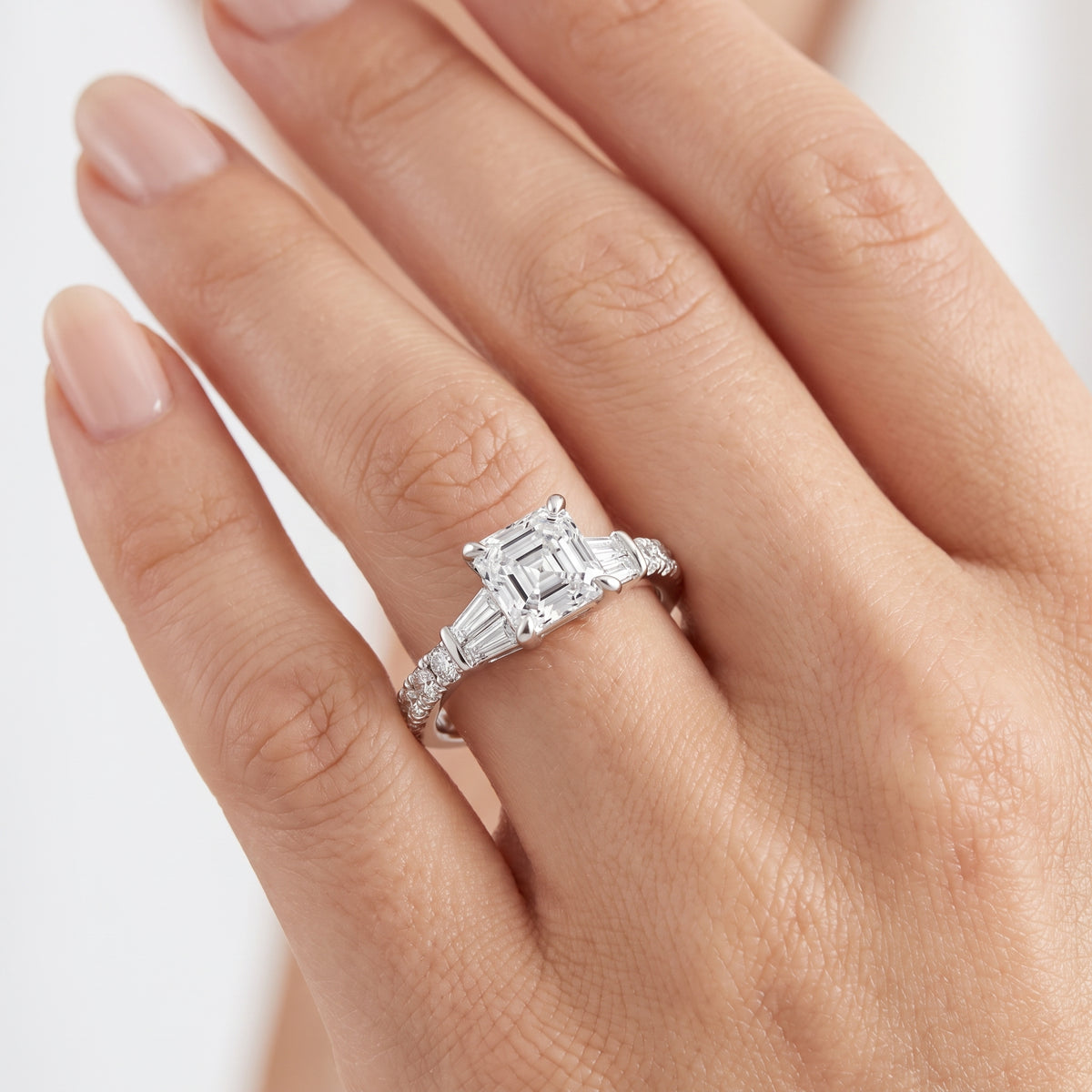 _lifestyle_image@SKU:R6517-LGDA01000004W #metal_14k-white-gold+origin_lab-grown+quality_ef-vs2+