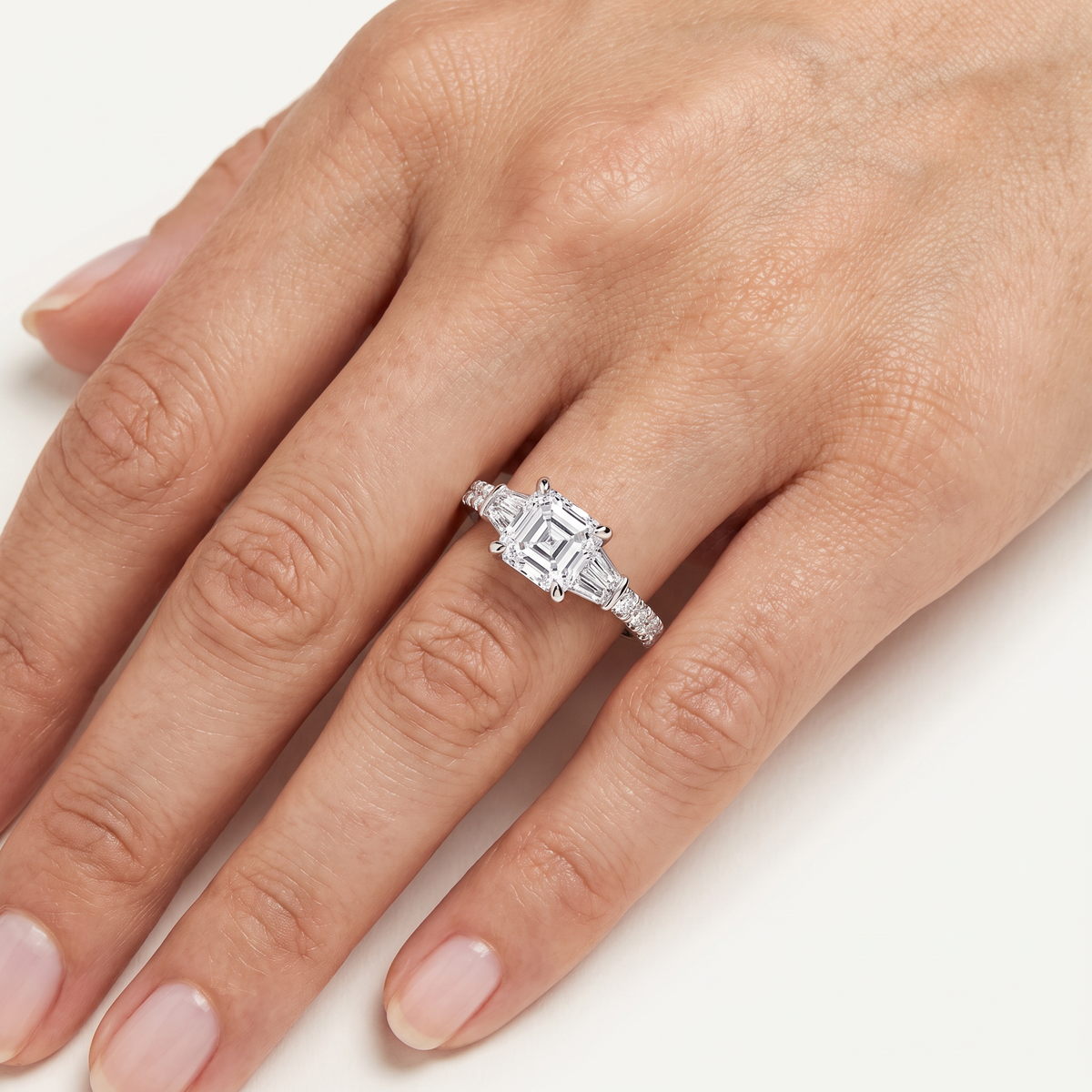 _lifestyle_image@SKU:R6517-LADA02000004W #metal_10k-white-gold+origin_lab-grown+quality_g-si