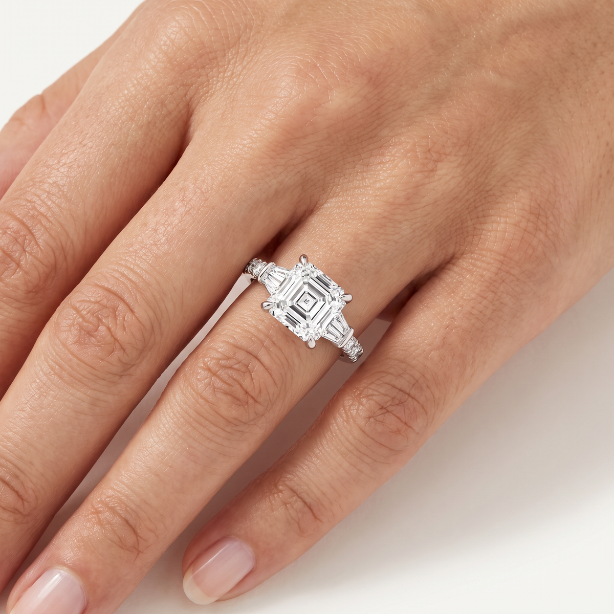 _lifestyle_image@SKU:R6517-LADA03000004W #metal_10k-white-gold+origin_lab-grown+quality_g-si