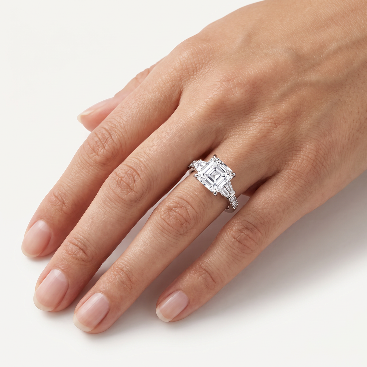 _lifestyle_image@SKU:R6517-LADA04000004W #metal_10k-white-gold+origin_lab-grown+quality_g-si