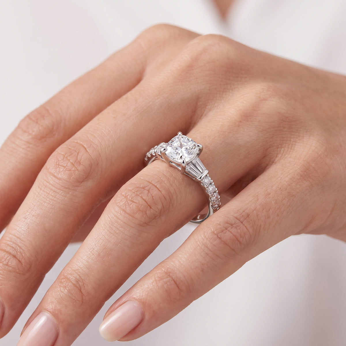_lifestyle_image@SKU:R6517-LADC02000004W #metal_10k-white-gold+origin_lab-grown+quality_g-si