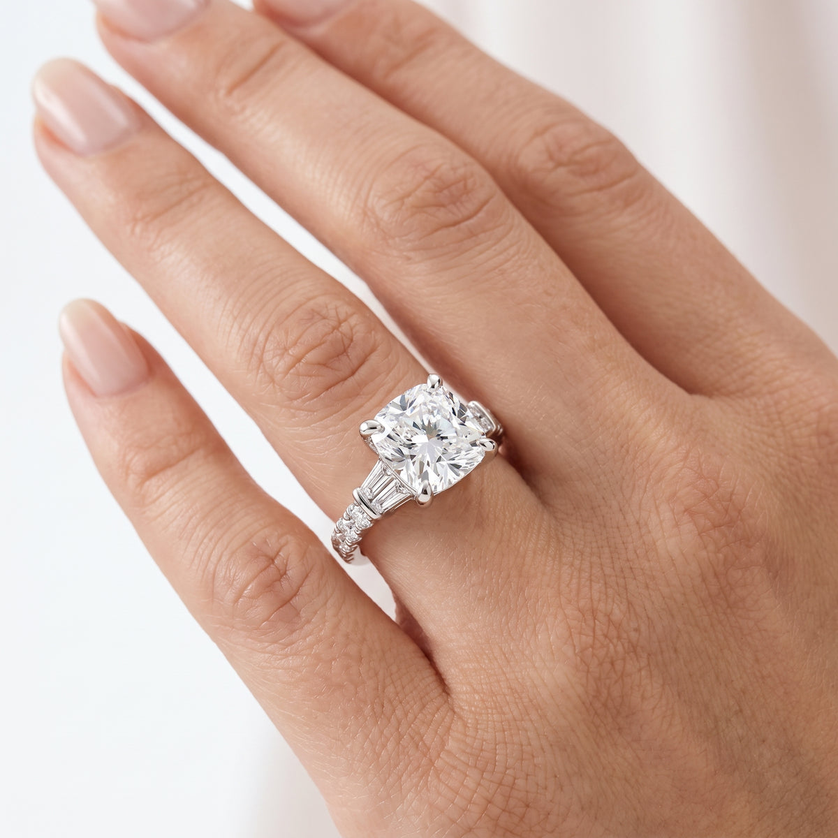 _lifestyle_image@SKU:R6517-LADC03000004W #metal_10k-white-gold+origin_lab-grown+quality_g-si