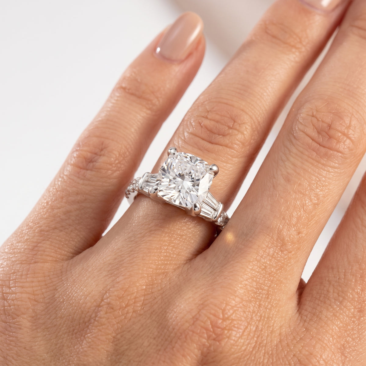 _lifestyle_image@SKU:R6517-LADC04000004W #metal_10k-white-gold+origin_lab-grown+quality_g-si