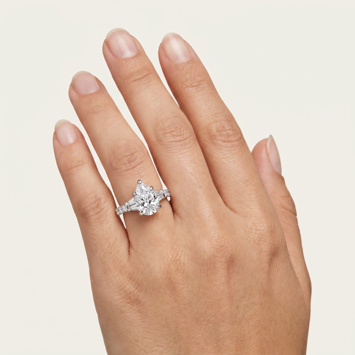 _lifestyle_image@SKU:R6517-LGDD0200000PL #metal_platinum+origin_lab-grown+quality_ef-vs2+