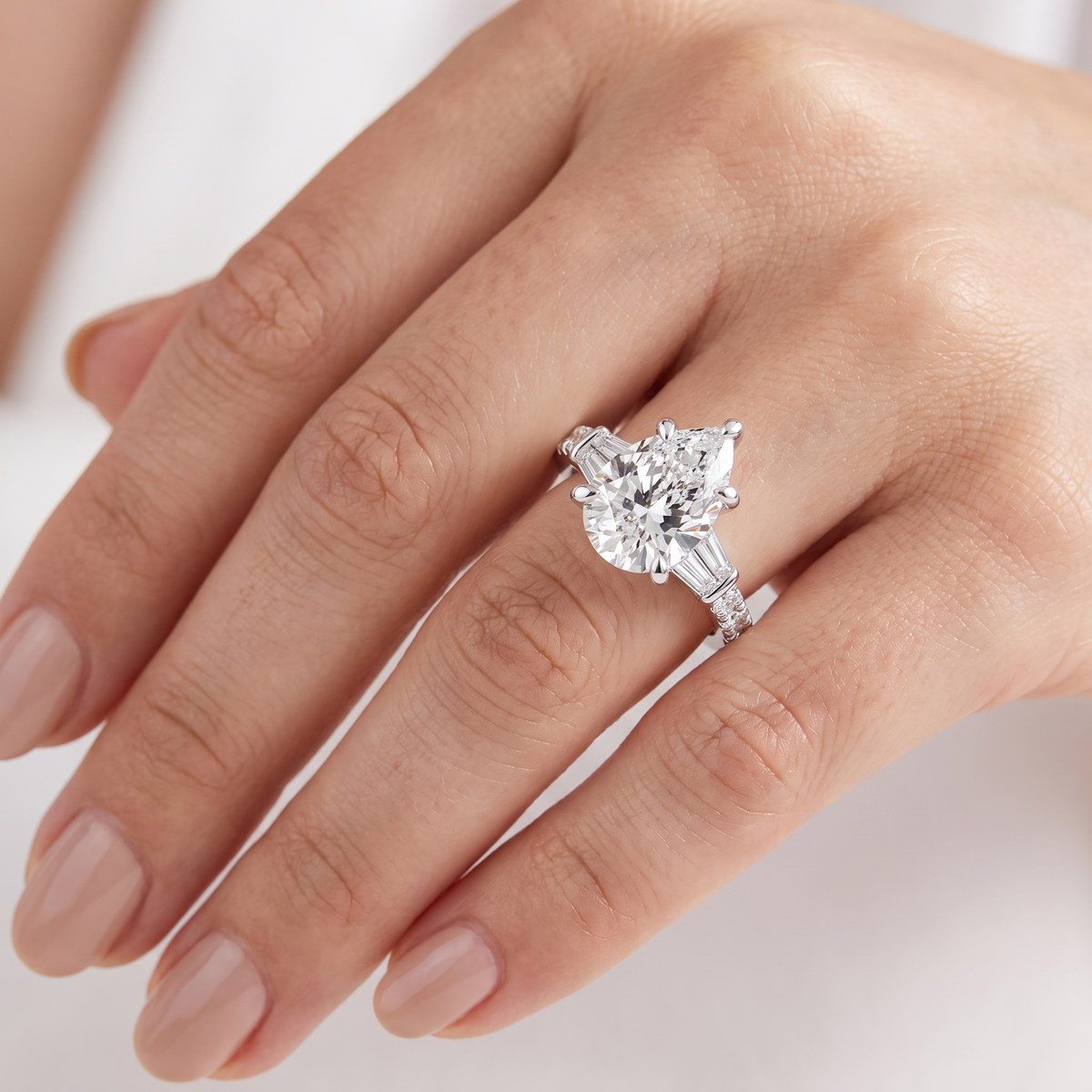 _lifestyle_image@SKU:R6517-LADD03000004W #metal_10k-white-gold+origin_lab-grown+quality_g-si