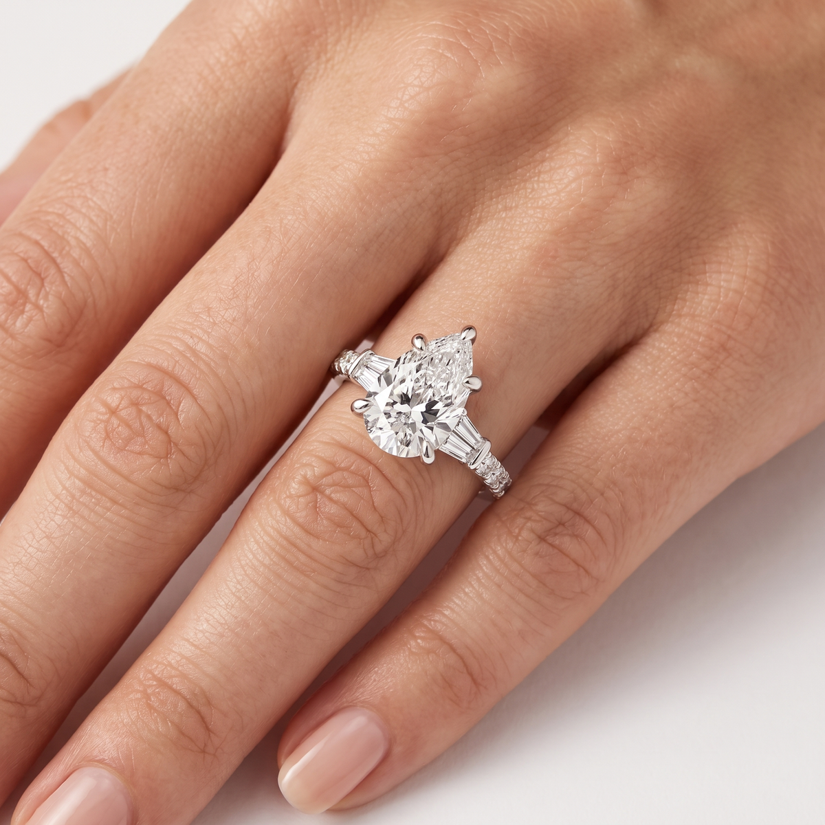 _lifestyle_image@SKU:R6517-LGDD0300000PL #metal_platinum+origin_lab-grown+quality_ef-vs2+