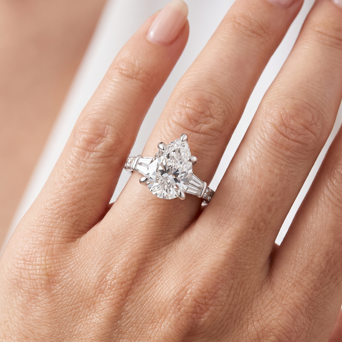 _lifestyle_image@SKU:R6517-LGDD04000004W #metal_14k-white-gold+origin_lab-grown+quality_ef-vs2+