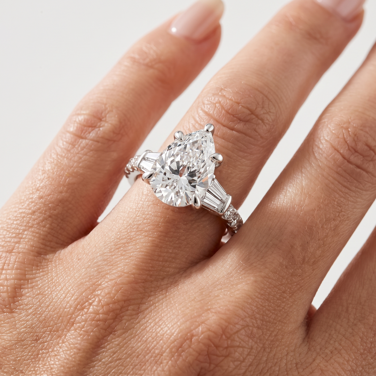 _lifestyle_image@SKU:R6517-LADD04000004W #metal_10k-white-gold+origin_lab-grown+quality_g-si