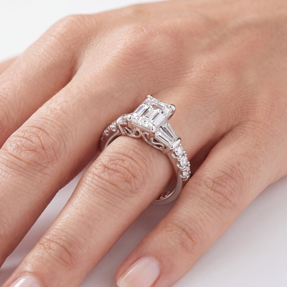 _lifestyle_image@SKU:R6517-LADE01000004W #metal_10k-white-gold+origin_lab-grown+quality_g-si