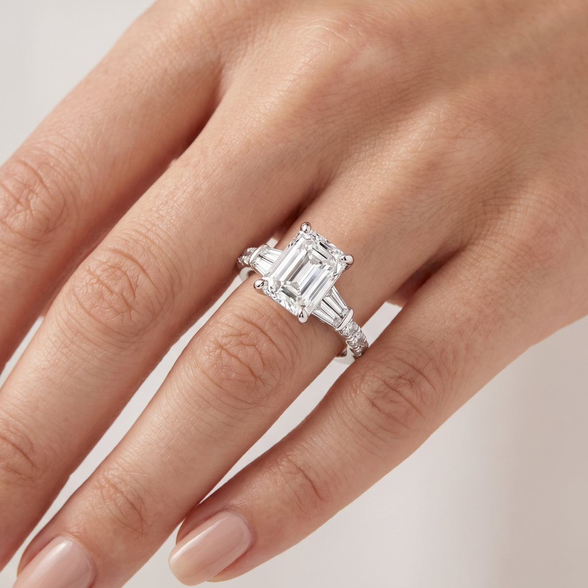 _lifestyle_image@SKU:R6517-LADE03000004W #metal_10k-white-gold+origin_lab-grown+quality_g-si