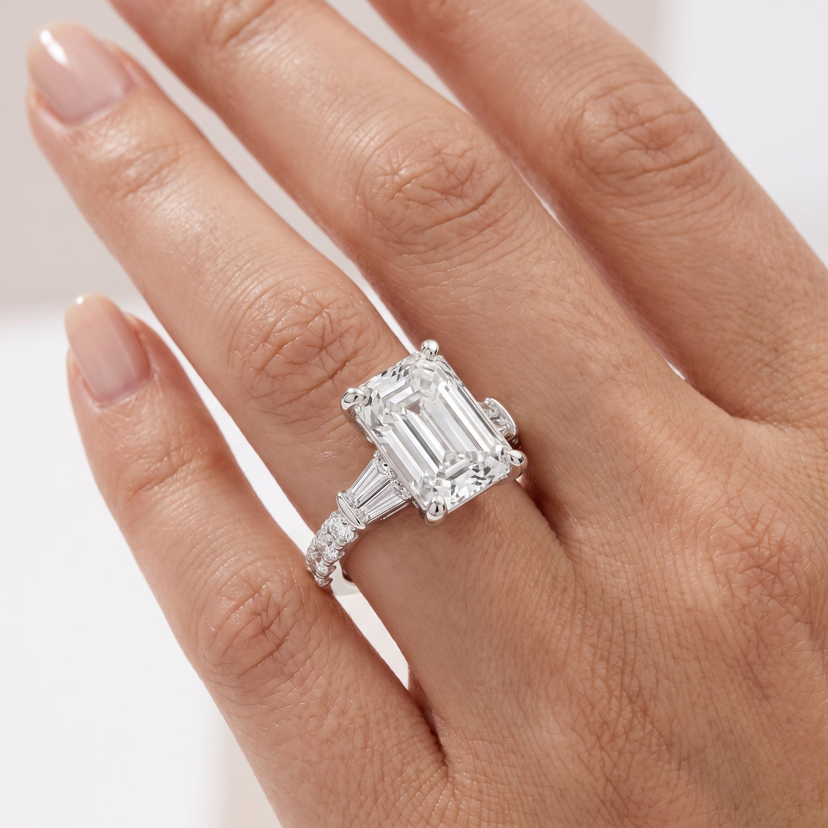_lifestyle_image@SKU:R6517-LADE04000004W #metal_10k-white-gold+origin_lab-grown+quality_g-si