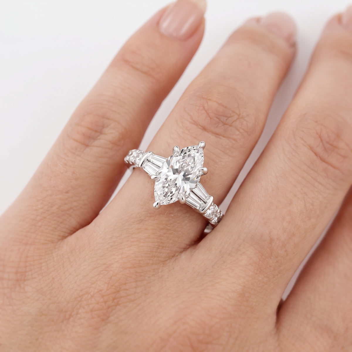 _lifestyle_image@SKU:R6517-LADM02000004W #metal_10k-white-gold+origin_lab-grown+quality_g-si