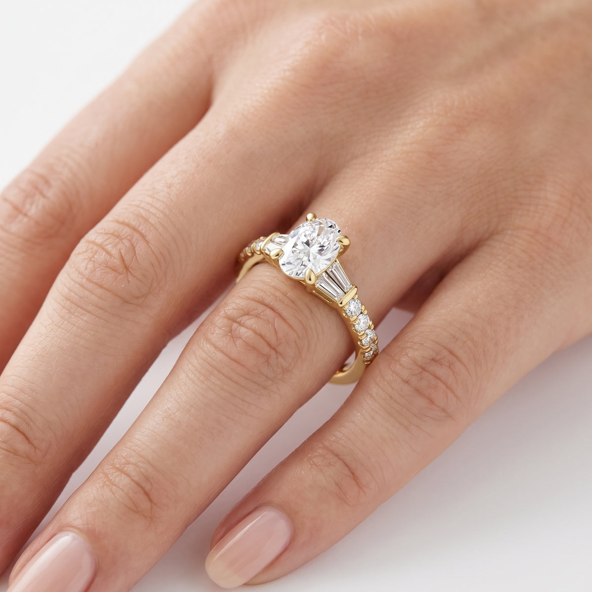 _lifestyle_image@SKU:R6517-LADO01000004Y #metal_10k-yellow-gold+origin_lab-grown+quality_g-si