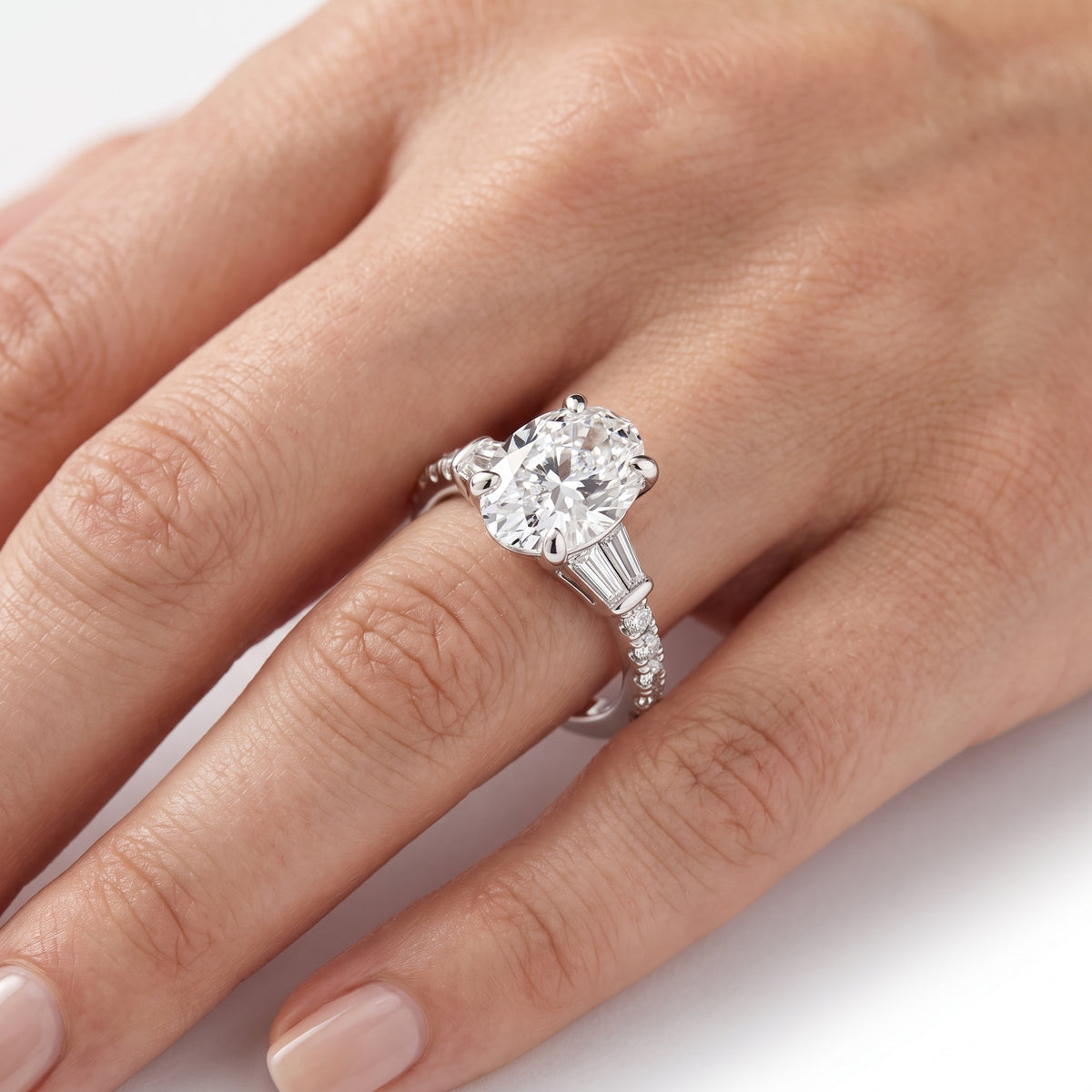 _lifestyle_image@SKU:R6517-LADO03000004W #metal_10k-white-gold+origin_lab-grown+quality_g-si