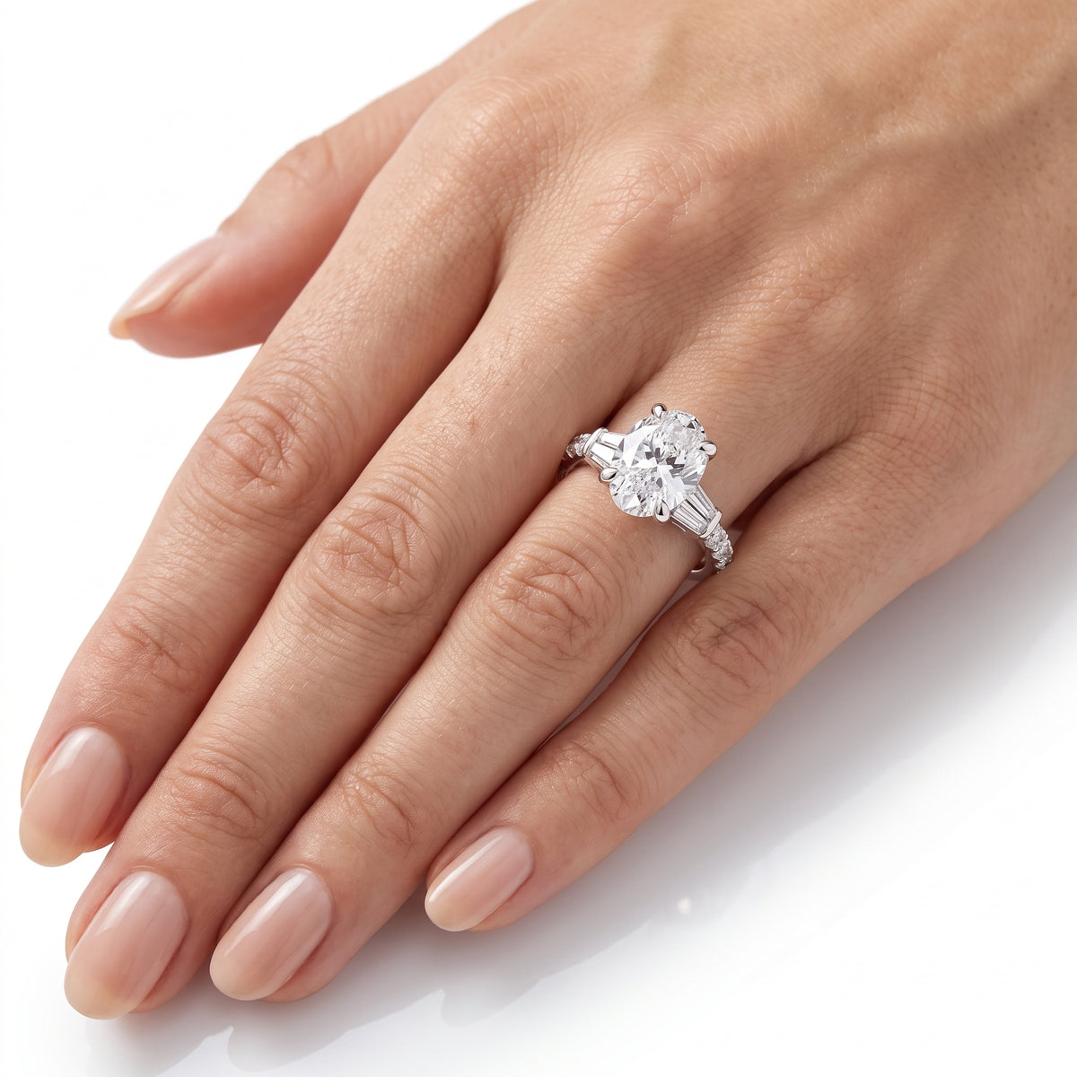 _lifestyle_image@SKU:R6517-LADO04000004W #metal_10k-white-gold+origin_lab-grown+quality_g-si