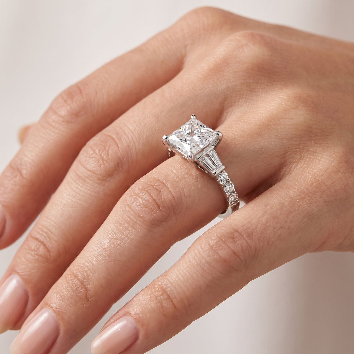 _lifestyle_image@SKU:R6517-LADP03000004W #metal_10k-white-gold+origin_lab-grown+quality_g-si