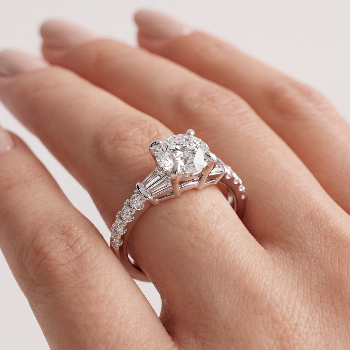 _lifestyle_image@SKU:R6517-LADR01000004W #metal_10k-white-gold+origin_lab-grown+quality_g-si
