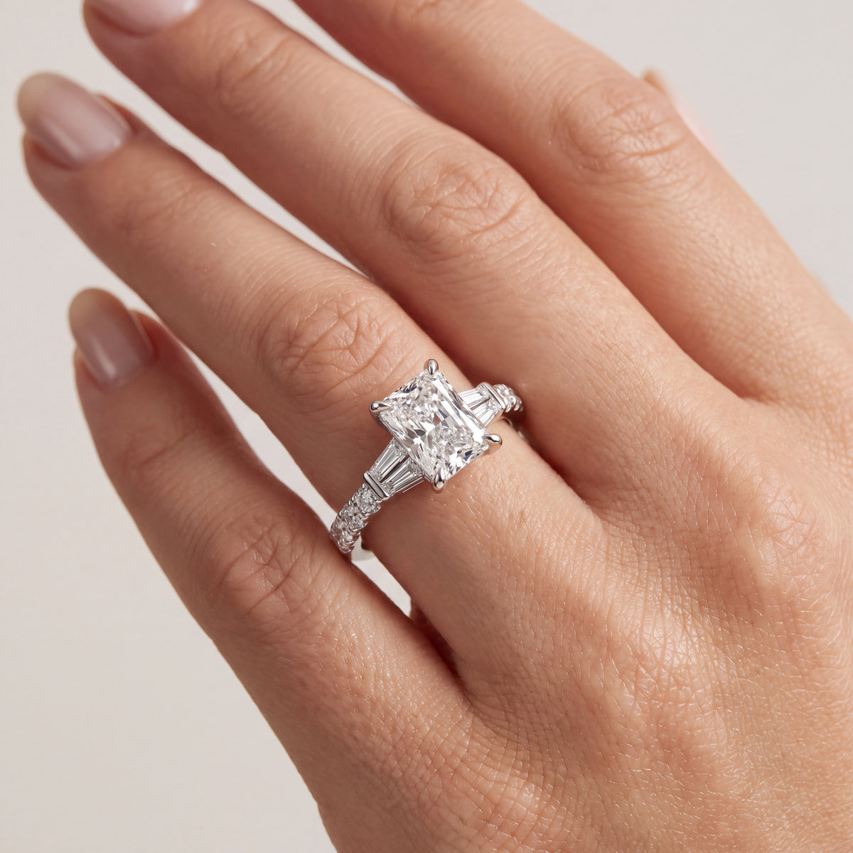 _lifestyle_image@SKU:R6517-LADT02000004W #metal_10k-white-gold+origin_lab-grown+quality_g-si