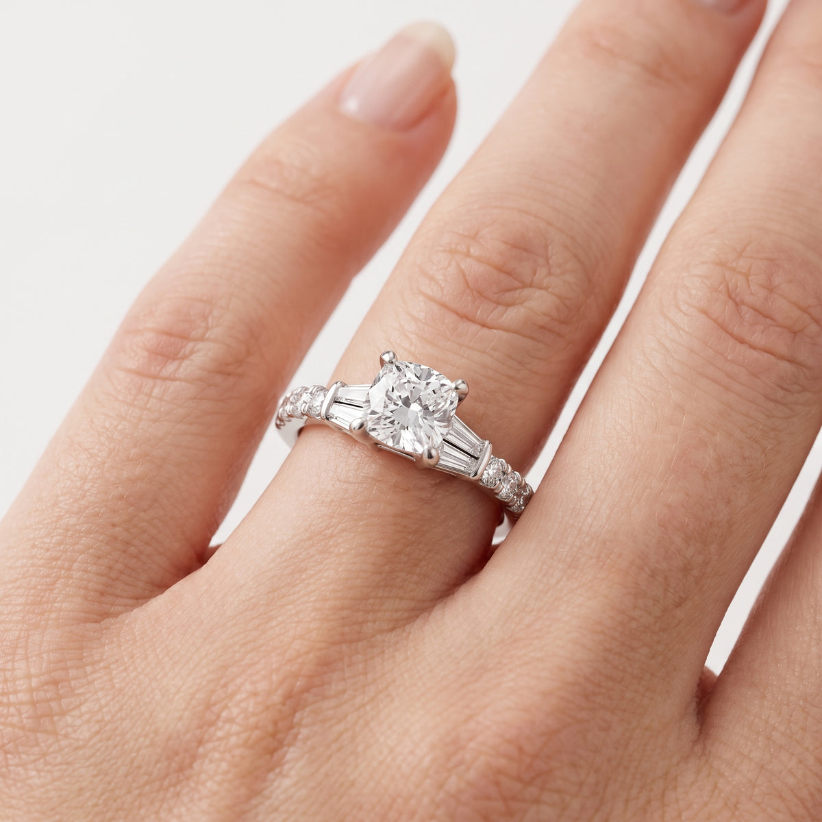 _lifestyle_image@SKU:R6517-LGDC0100000PL #metal_platinum+origin_lab-grown+quality_ef-vs2+