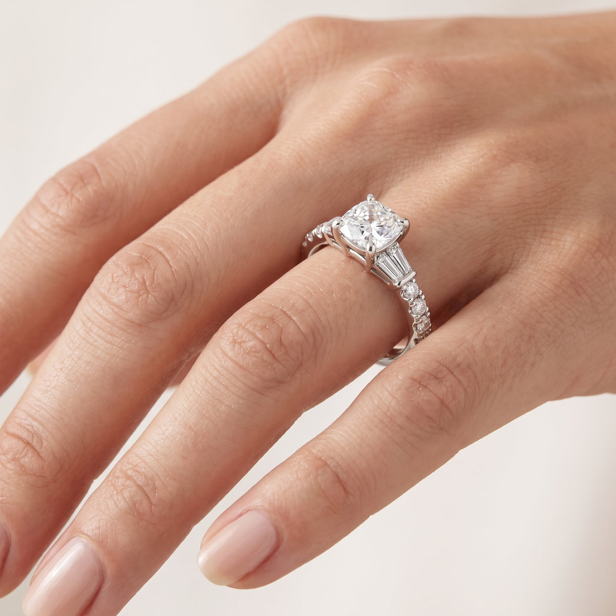 _lifestyle_image@SKU:R6517-LGDC02000004W #metal_14k-white-gold+origin_lab-grown+quality_ef-vs2+