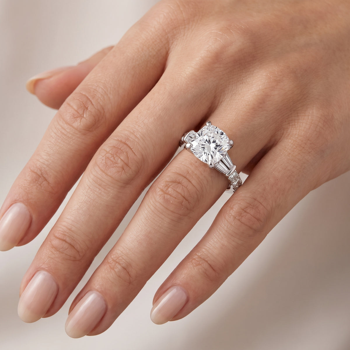 _lifestyle_image@SKU:R6517-LGDC03000004W #metal_14k-white-gold+origin_lab-grown+quality_ef-vs2+