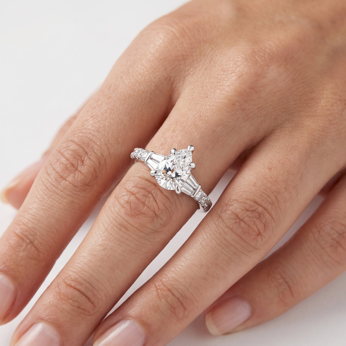 _lifestyle_image@SKU:R6517-LGDD01000004W #metal_14k-white-gold+origin_lab-grown+quality_ef-vs2+