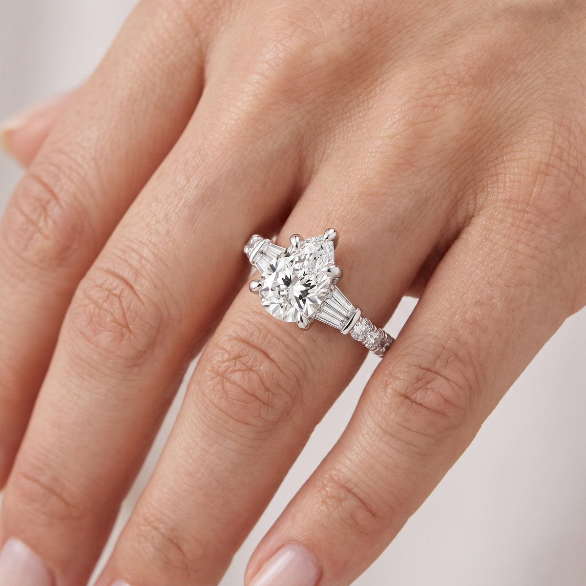 _lifestyle_image@SKU:R6517-LGDD0100000PL #metal_platinum+origin_lab-grown+quality_ef-vs2+