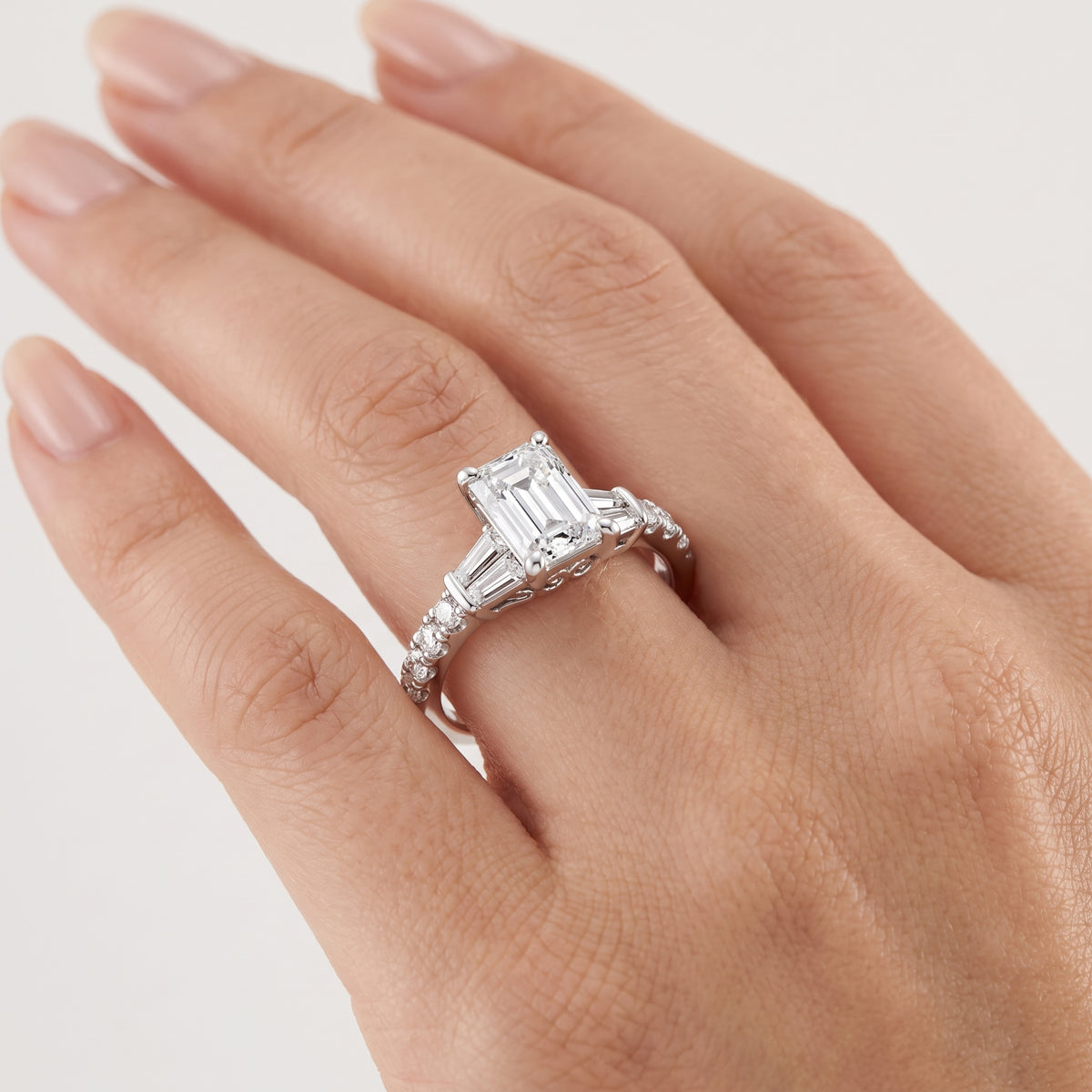 _lifestyle_image@SKU:R6517-LGDE0100000PL #metal_platinum+origin_lab-grown+quality_ef-vs2+