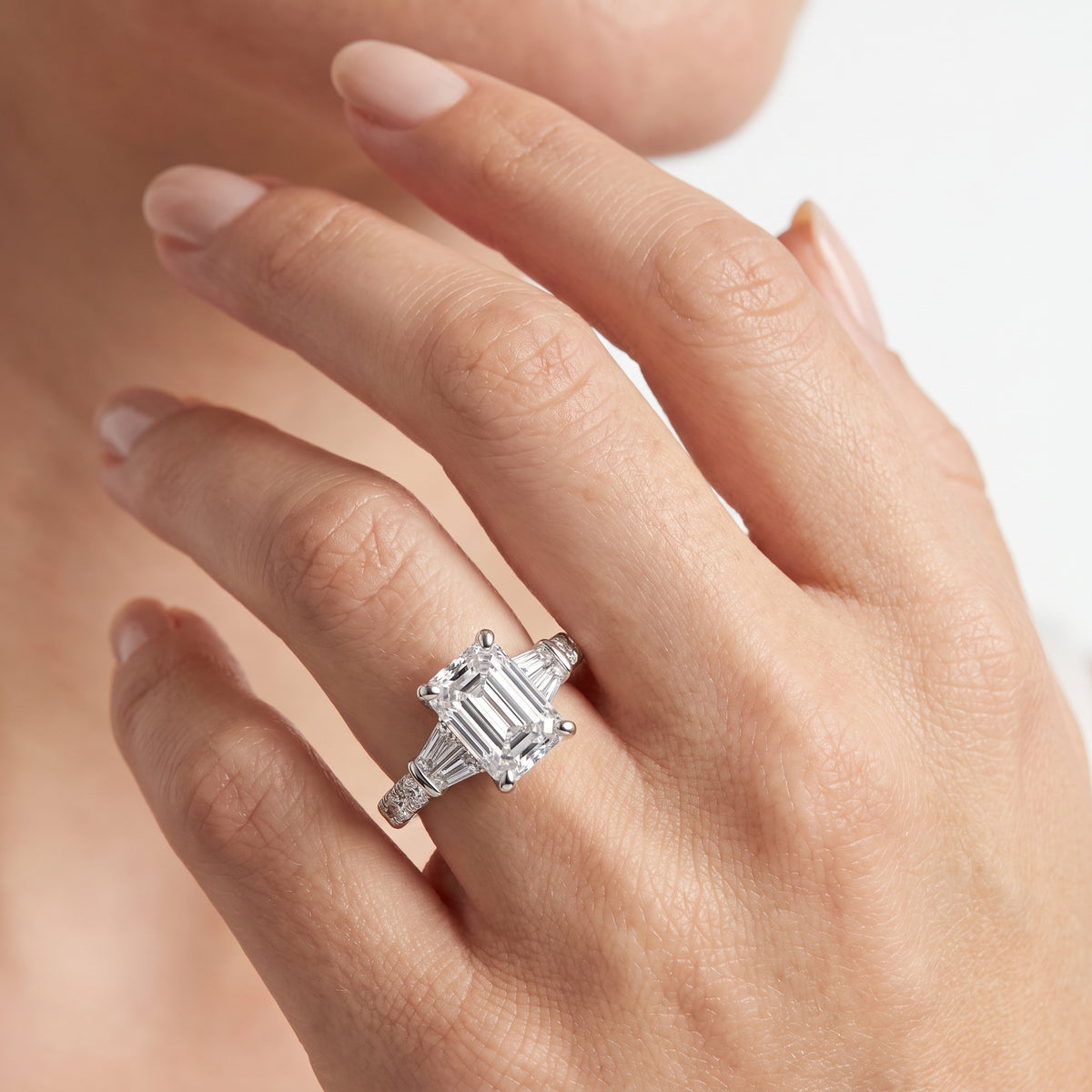 _lifestyle_image@SKU:R6517-LGDE0200000PL #metal_platinum+origin_lab-grown+quality_ef-vs2+