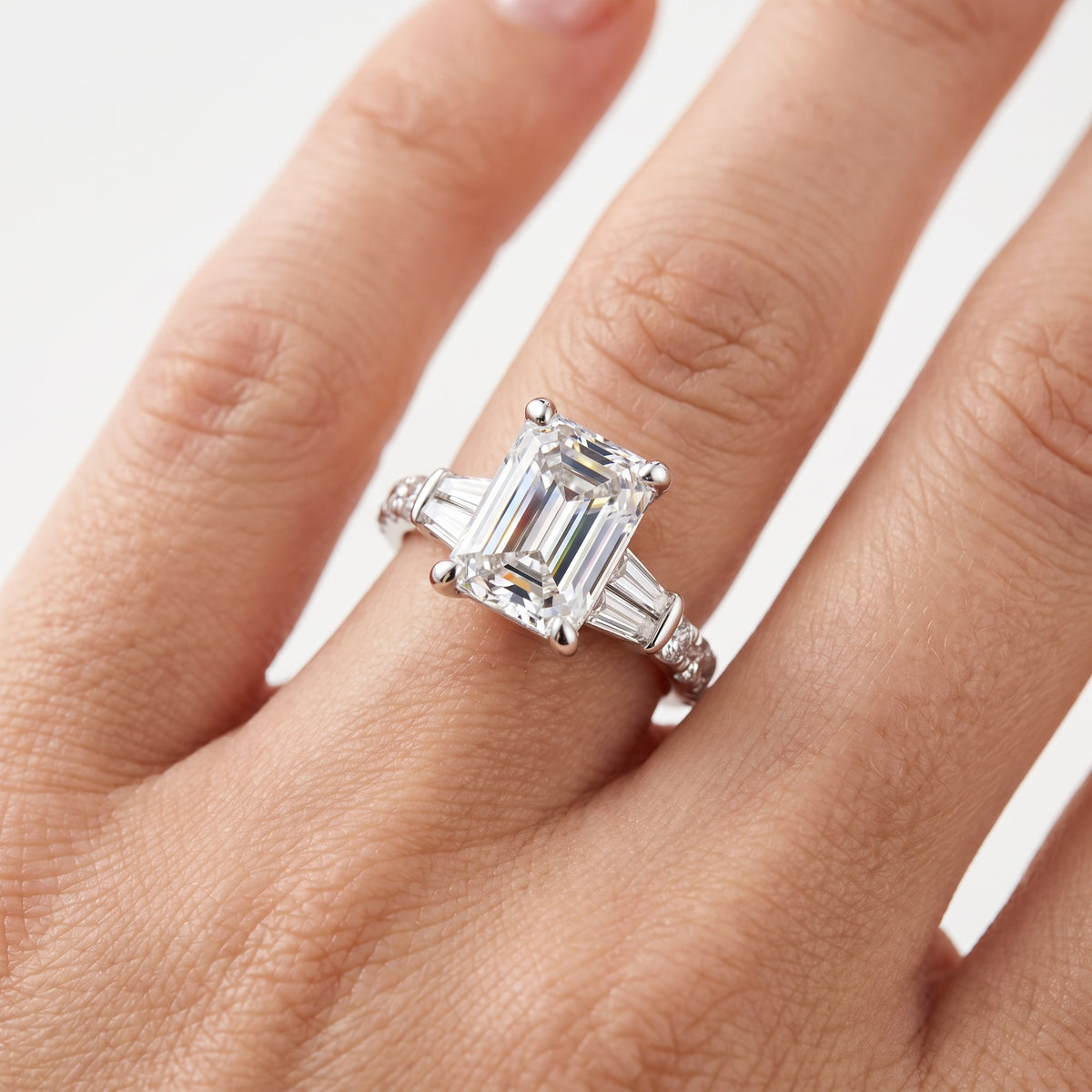_lifestyle_image@SKU:R6517-LGDE0300000PL #metal_platinum+origin_lab-grown+quality_ef-vs2+
