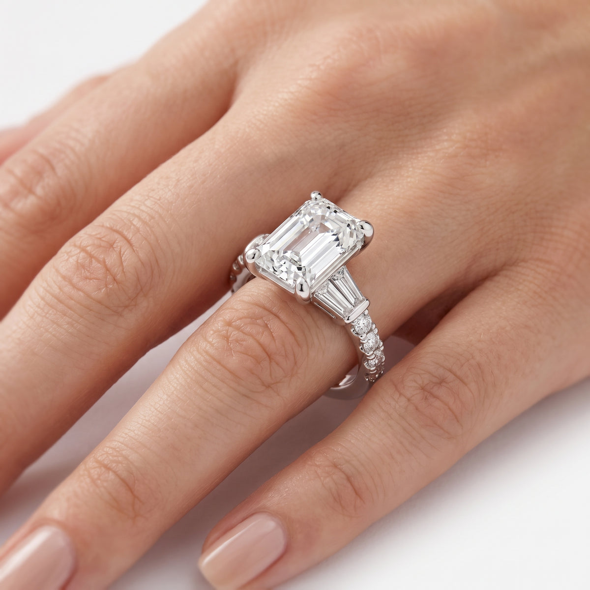 _lifestyle_image@SKU:R6517-LGDE04000004W #metal_14k-white-gold+origin_lab-grown+quality_ef-vs2+